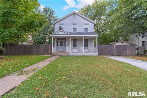 Photo of 1220 COLLEGE Avenue, Davenport, IA 52803 (MLS # QC4267632)
