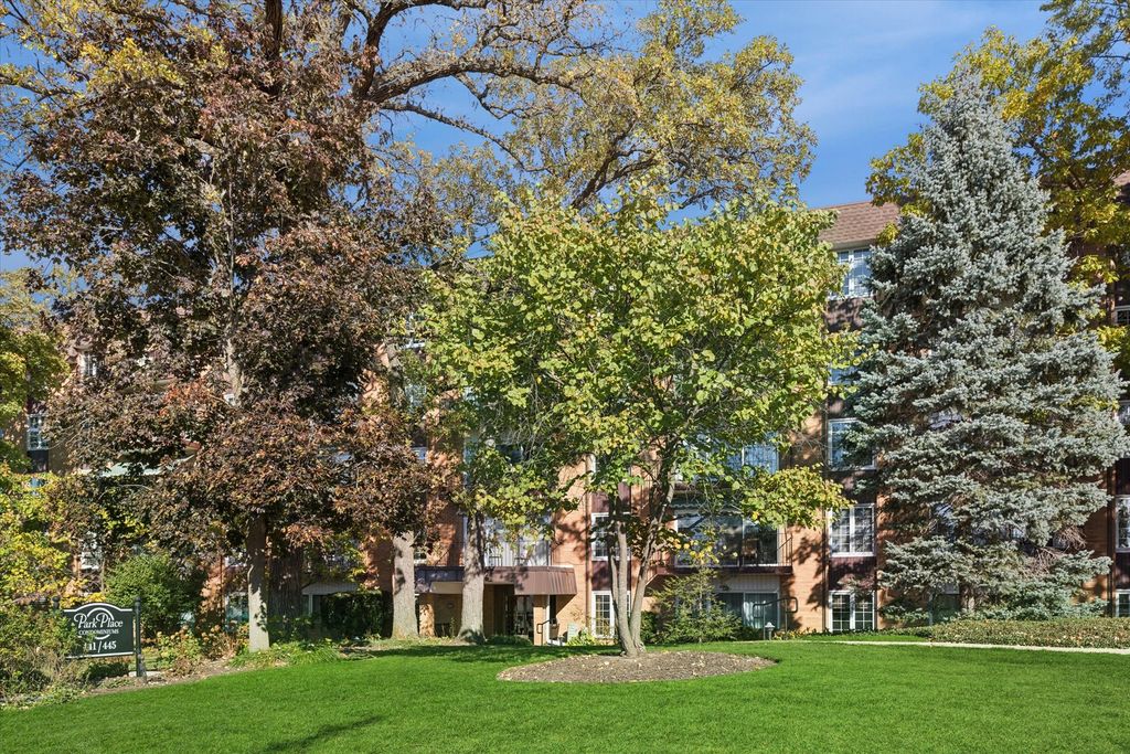 Photo for 441 N Park Boulevard #2J, Glen Ellyn, IL 60137 (MLS # 12503405)