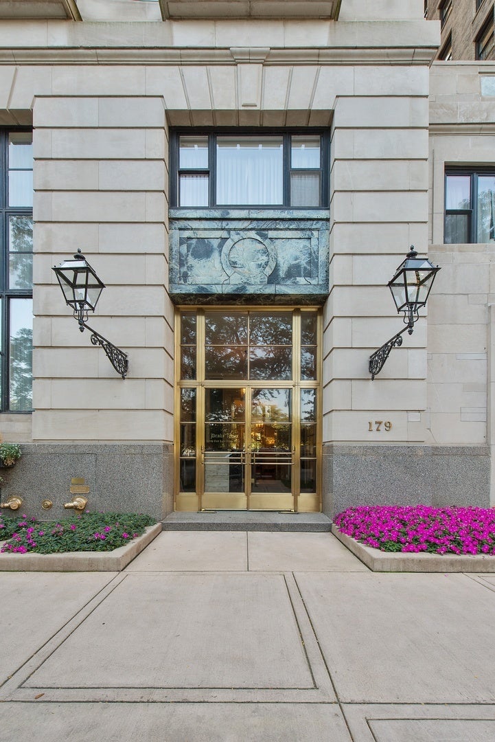 179 E Lake Shore Drive 19S