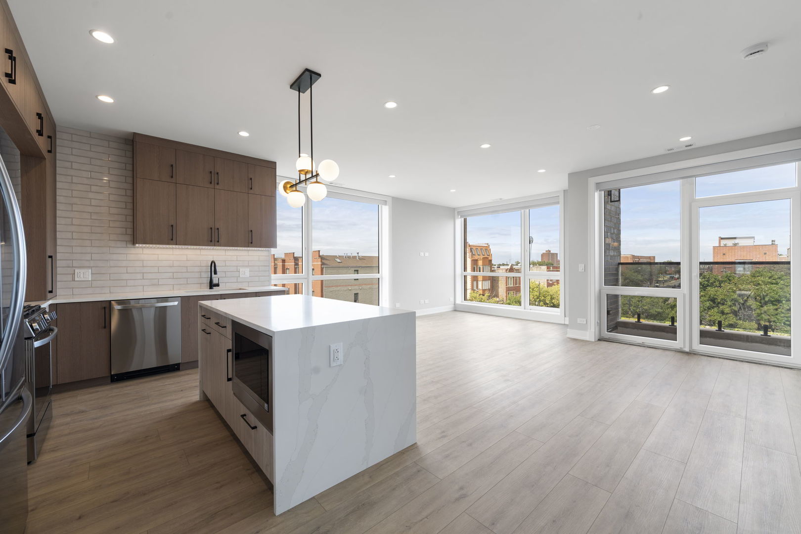 2355 W Flournoy Street 401