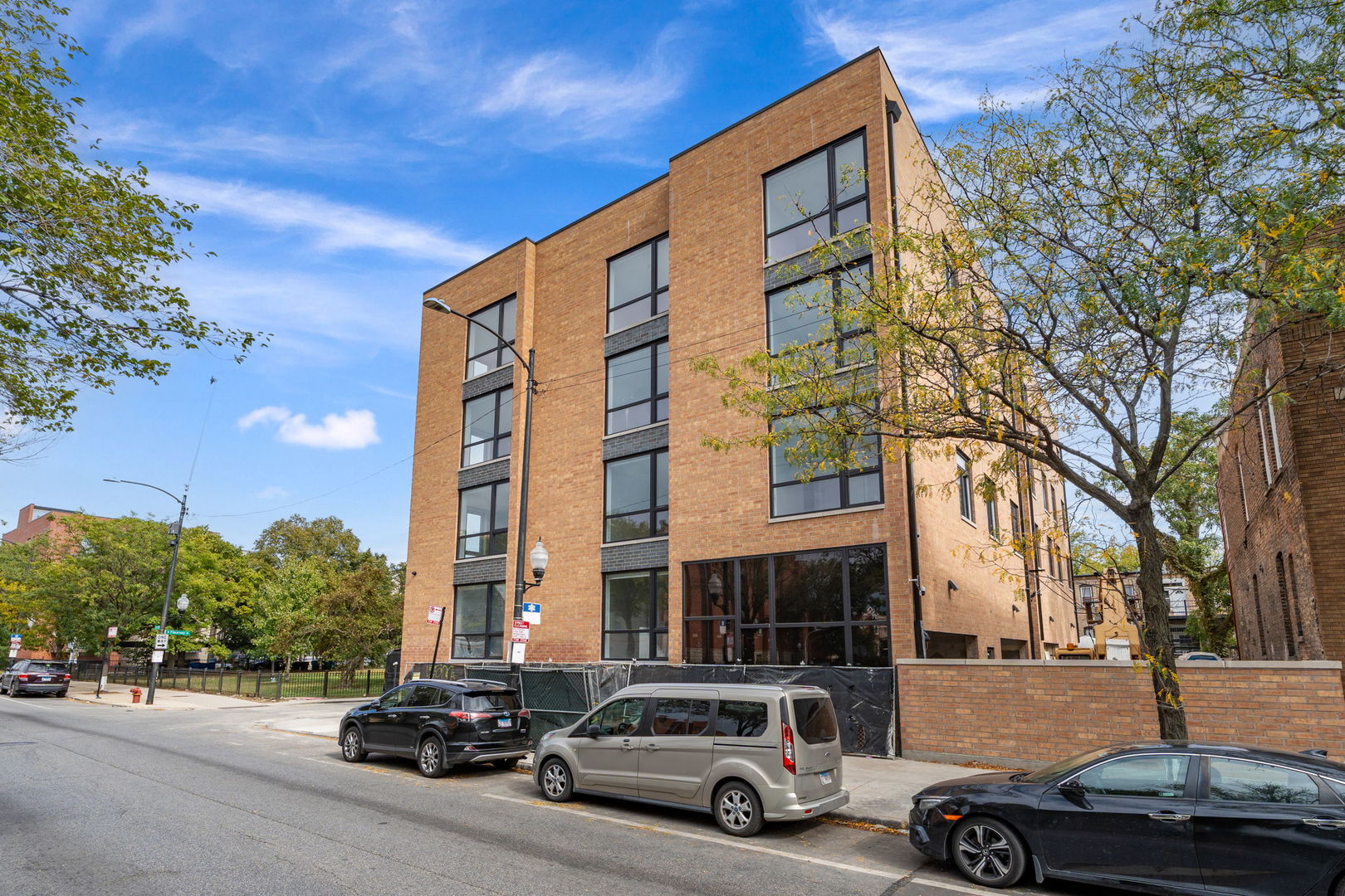 2355 W Flournoy Street 401