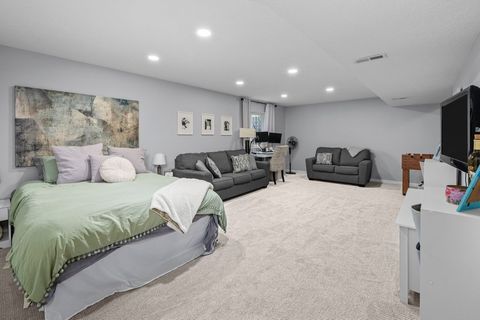 Tiny photo for 5 W Village Circle, Davenport, IA 52806 (MLS # 12613578)