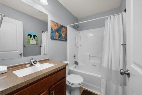 Tiny photo for 5 W Village Circle, Davenport, IA 52806 (MLS # 12613578)