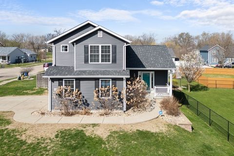 Tiny photo for 5 W Village Circle, Davenport, IA 52806 (MLS # 12613578)