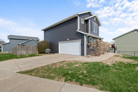 Tiny photo for 5 W Village Circle, Davenport, IA 52806 (MLS # 12613578)