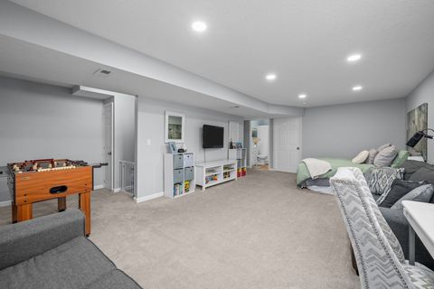 Tiny photo for 5 W Village Circle, Davenport, IA 52806 (MLS # 12613578)