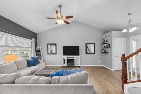 Tiny photo for 5 W Village Circle, Davenport, IA 52806 (MLS # 12613578)