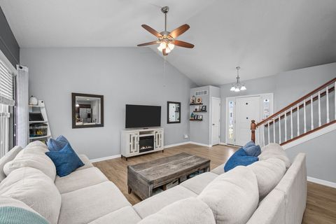 Tiny photo for 5 W Village Circle, Davenport, IA 52806 (MLS # 12613578)