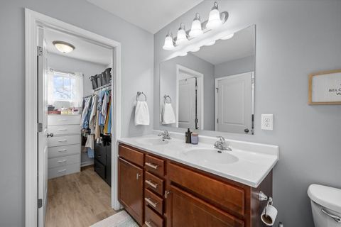 Tiny photo for 5 W Village Circle, Davenport, IA 52806 (MLS # 12613578)