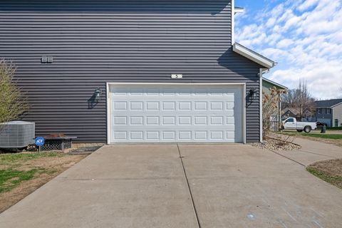 Tiny photo for 5 W Village Circle, Davenport, IA 52806 (MLS # 12613578)