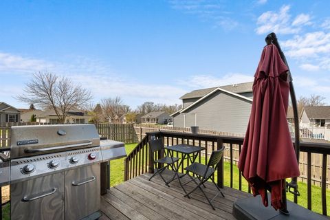 Tiny photo for 5 W Village Circle, Davenport, IA 52806 (MLS # 12613578)