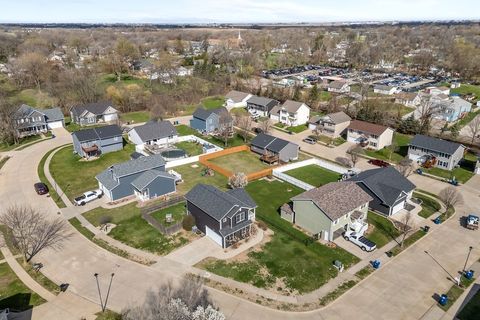 Tiny photo for 5 W Village Circle, Davenport, IA 52806 (MLS # 12613578)