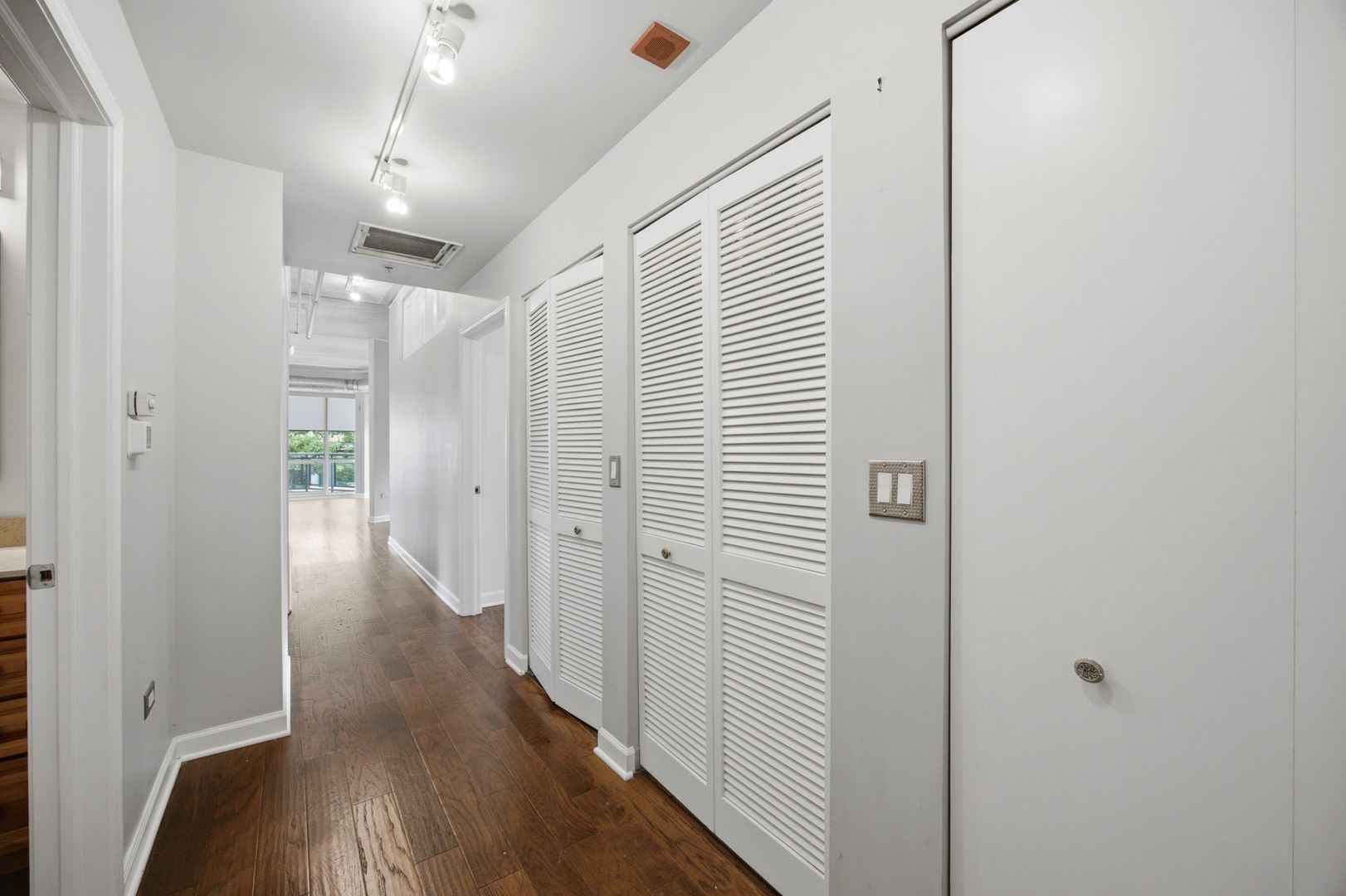 845 N Kingsbury Street 208