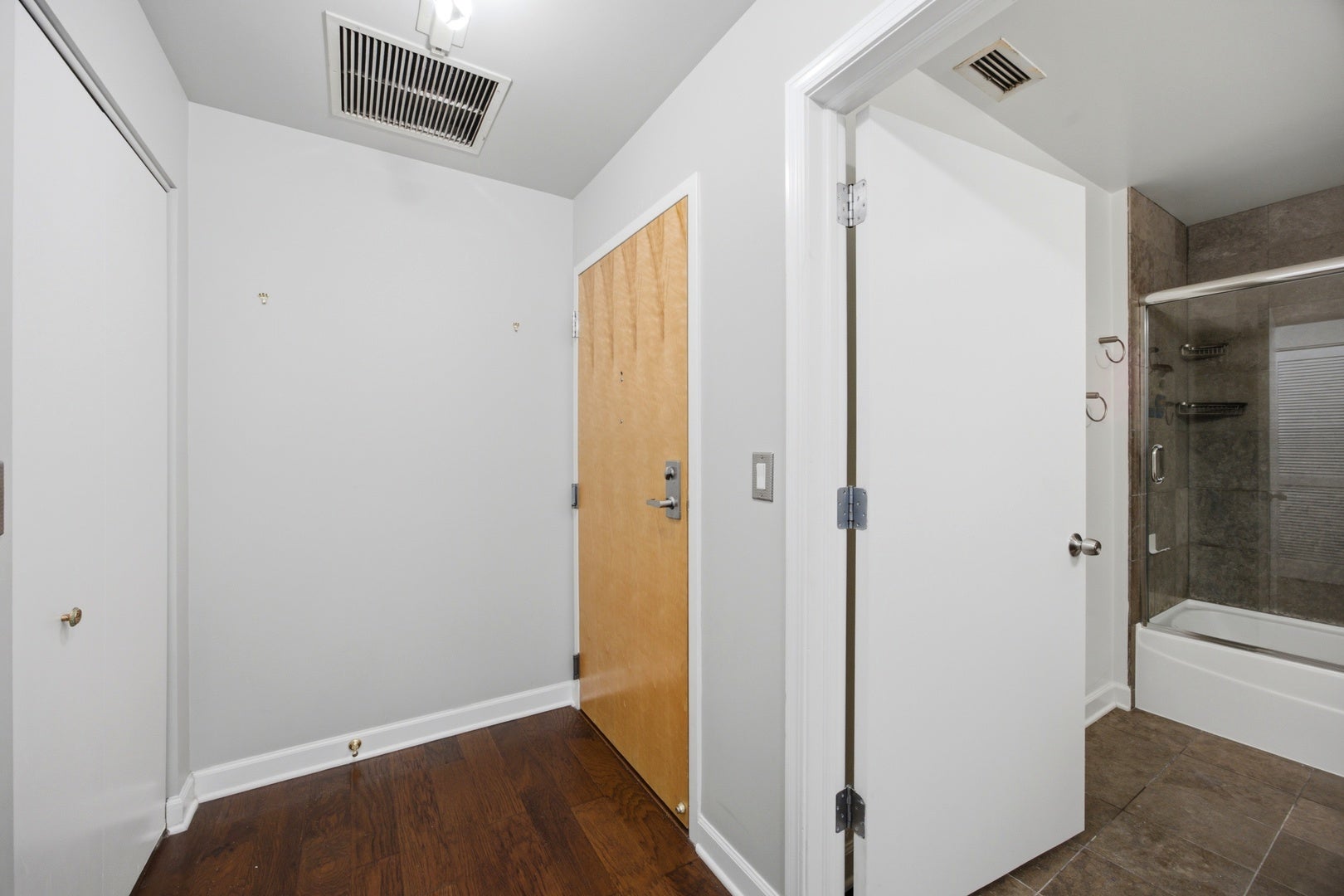 845 N Kingsbury Street 208