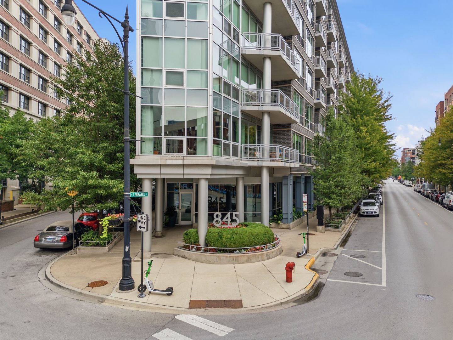 845 N Kingsbury Street 208