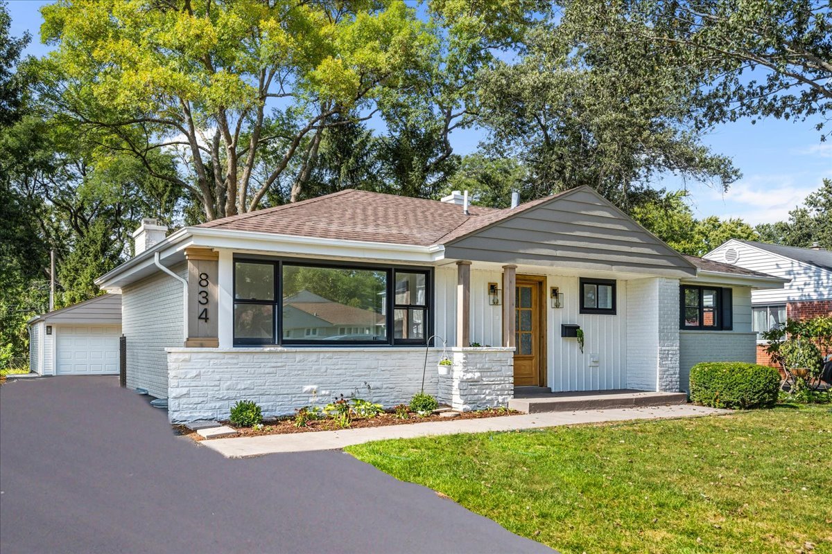 834 Meadowlark Lane