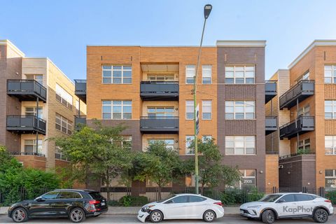 2935 N Clybourn Avenue 301 Chicago IL 60618