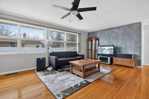 Tiny photo for 203 S See Gwun Avenue, Mount Prospect, IL 60056 (MLS # 12563325)