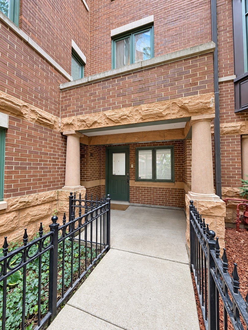 1351 W ALTGELD Street 1J