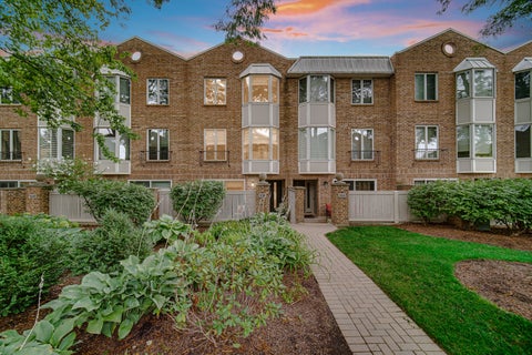 Photo of 106 BISHOP QUARTER Lane #0, Oak Park, IL 60302 (MLS # 12749805)