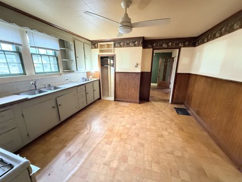 Tiny photo for 820 S 10th St Street, Herrin, IL 62948 (MLS # EB460592)