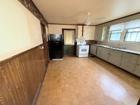 Tiny photo for 820 S 10th St Street, Herrin, IL 62948 (MLS # EB460592)