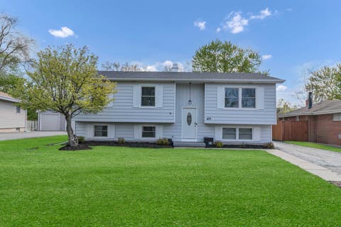 Photo of 419 DEERPATH Drive, Lindenhurst, IL 60046 (MLS # 12723861)