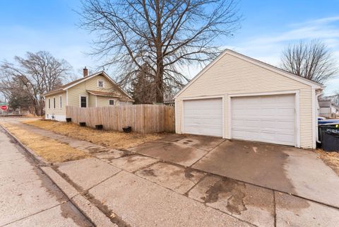 Tiny photo for 606 Indian Road, Davenport, IA 52802 (MLS # 12583467)