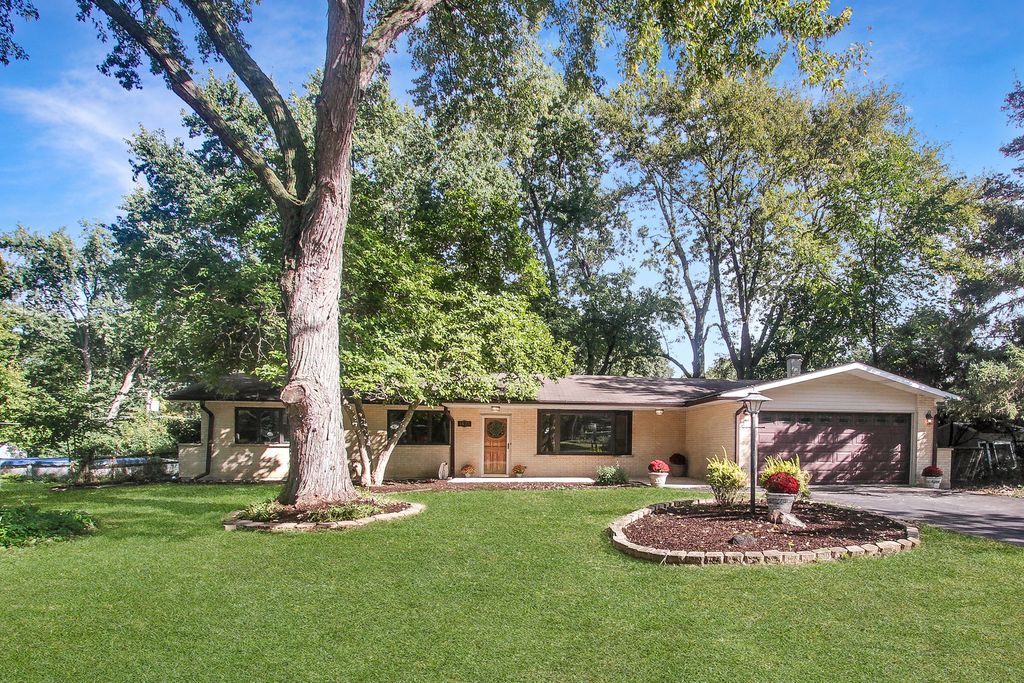 Photo for 1623 Indian Hill Drive, Roselle, IL 60172 (MLS # 12470334)