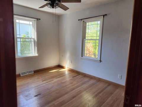 Tiny photo for 510 N MAIN Street, Woodlawn, IL 62898 (MLS # EB459915)