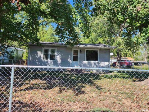 Photo of 510 N MAIN Street, Woodlawn, IL 62898 (MLS # EB459915)