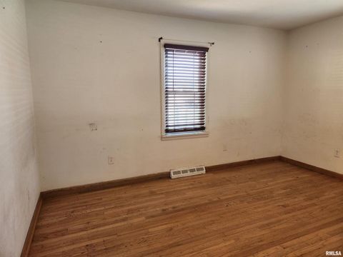 Tiny photo for 510 N MAIN Street, Woodlawn, IL 62898 (MLS # EB459915)