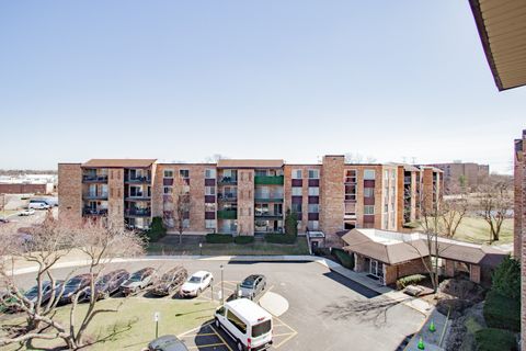 Tiny photo for 1101 S Hunt Club Drive #403, Mount Prospect, IL 60056 (MLS # 12635173)