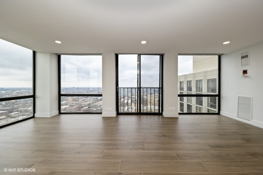 345 W Fullerton Parkway 3005