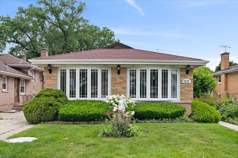 Photo of 7357 N Crawford Avenue, Lincolnwood, IL 60712 (MLS # 12678571)