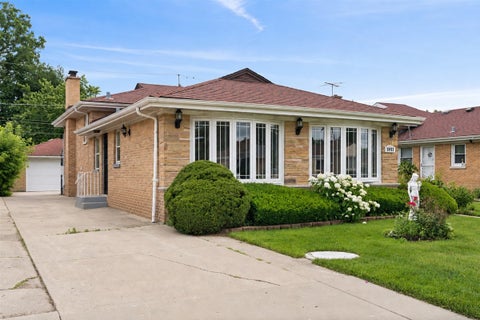 Tiny photo for 7357 N Crawford Avenue, Lincolnwood, IL 60712 (MLS # 12678571)