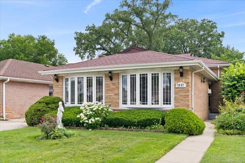 Tiny photo for 7357 N Crawford Avenue, Lincolnwood, IL 60712 (MLS # 12678571)