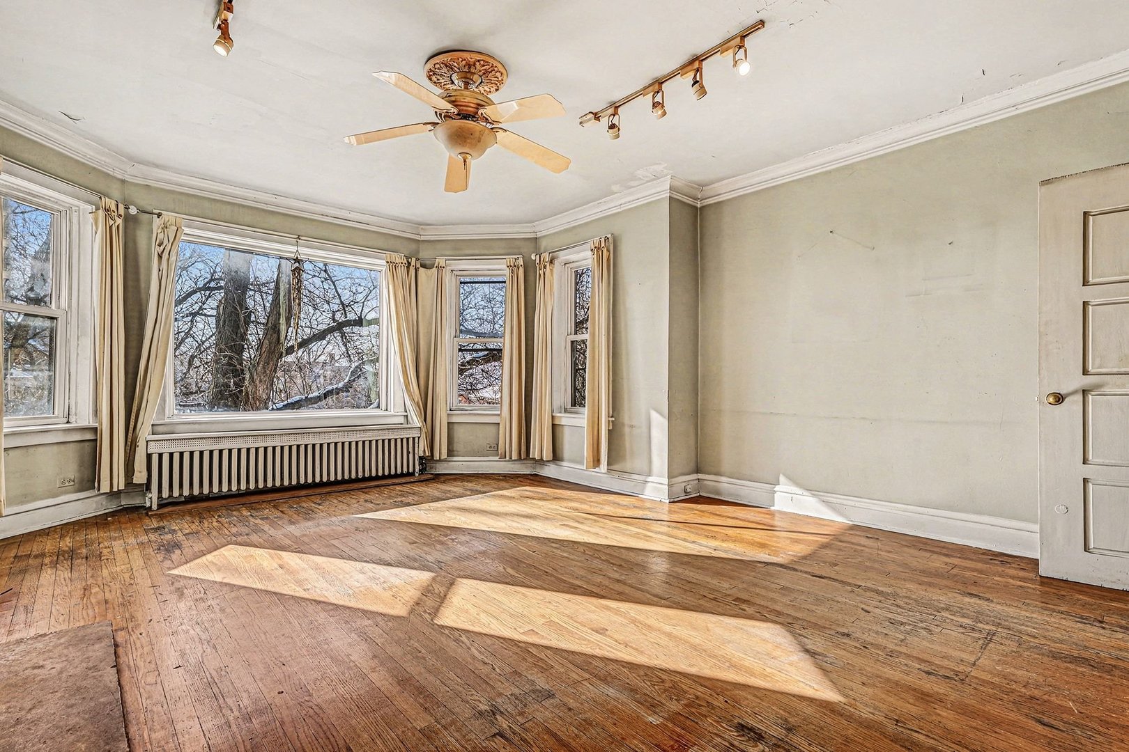 2326 W Argyle Street 3B