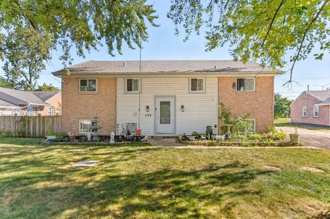 Photo of 208 S Pinecrest Road, Bolingbrook, IL 60440 (MLS # 12493031)