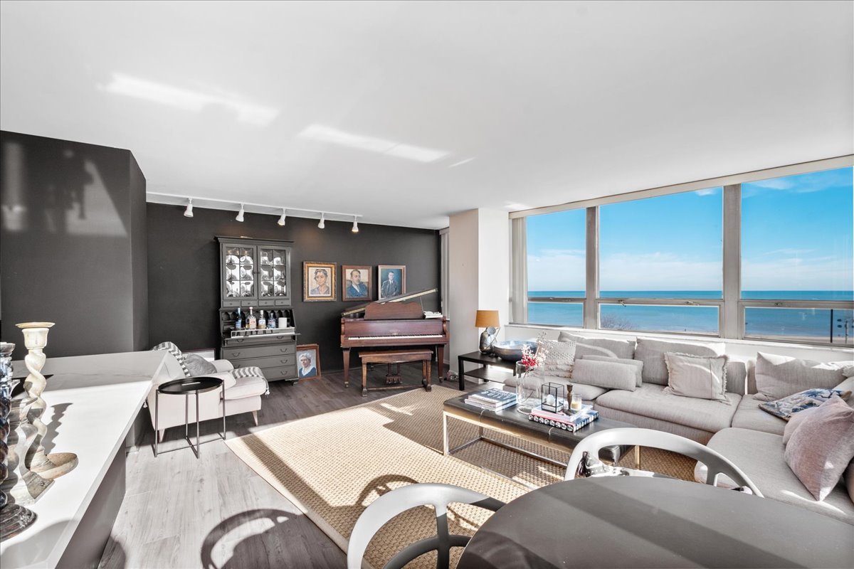 5701 N Sheridan Road 9U