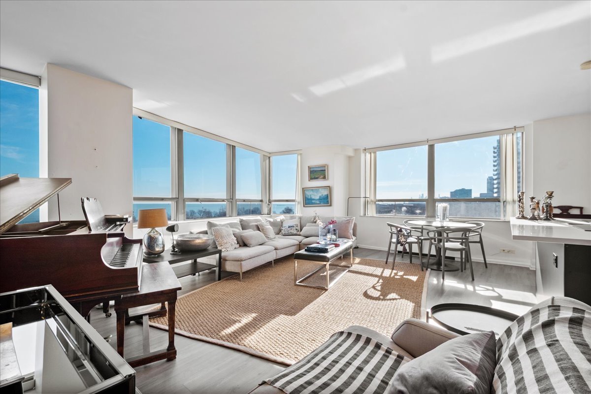 5701 N Sheridan Road 9U