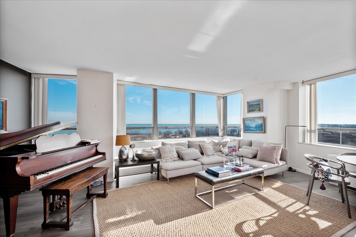 5701 N Sheridan Road 9U