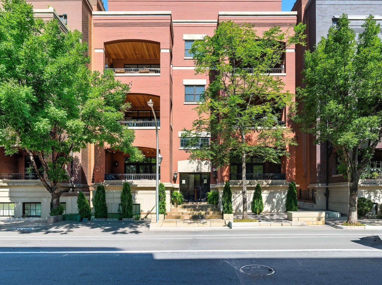 Chicago, Illinois 60607, United States, 3 Bedrooms Bedrooms, ,2 BathroomsBathrooms,Residential,Active,212808