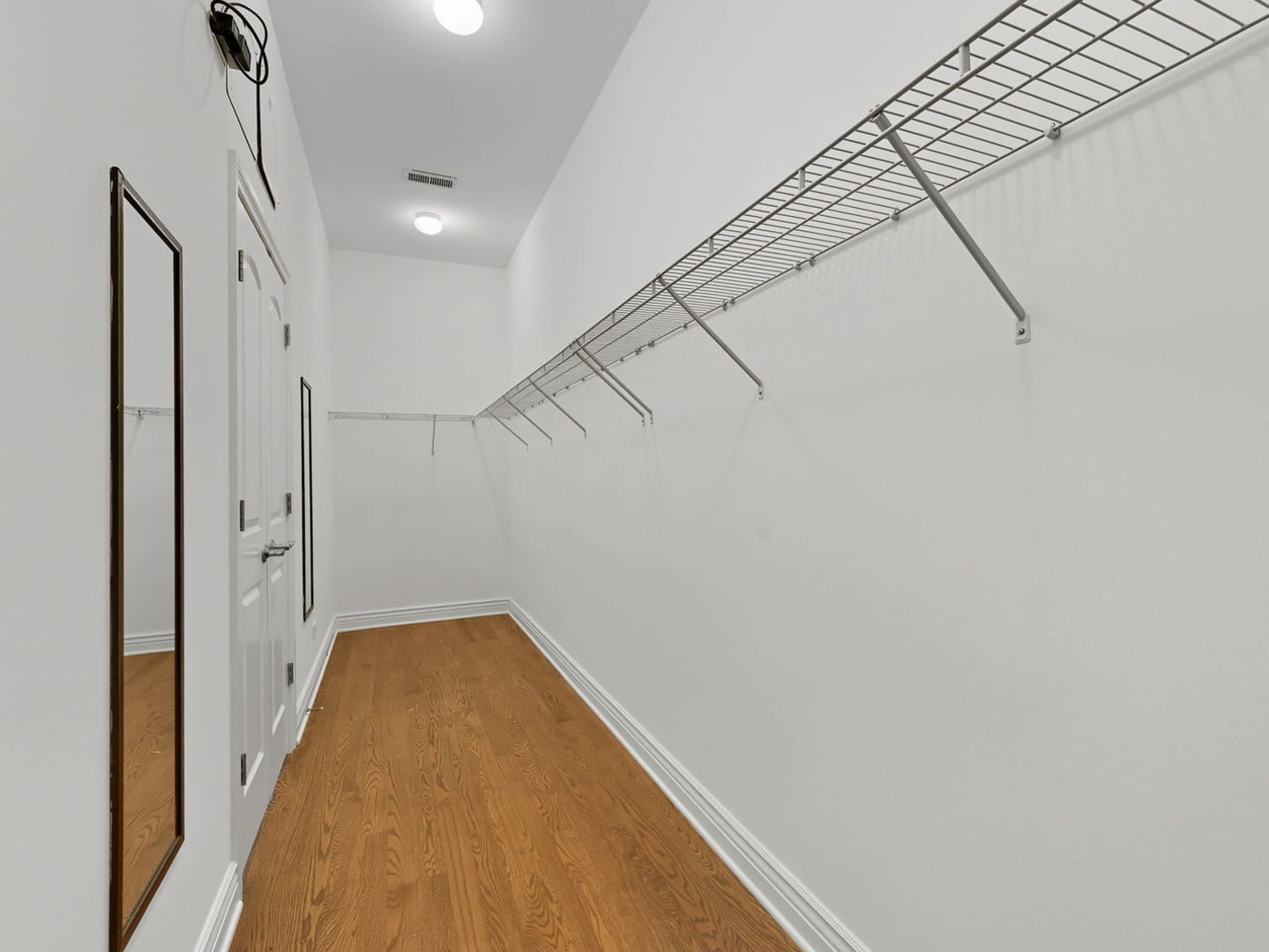 Chicago, Illinois 60607, United States, 3 Bedrooms Bedrooms, ,2 BathroomsBathrooms,Residential,Active,212808