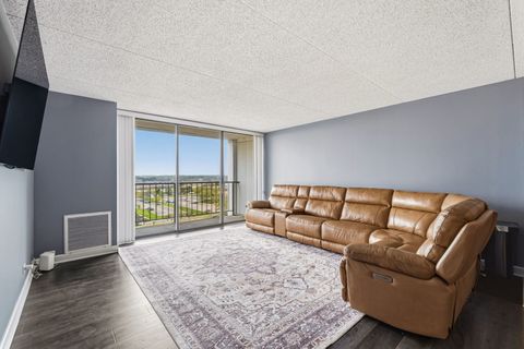 Tiny photo for 2005 S Finley Road #1102, Lombard, IL 60148 (MLS # 12623109)