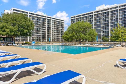 Tiny photo for 2005 S Finley Road #1102, Lombard, IL 60148 (MLS # 12623109)