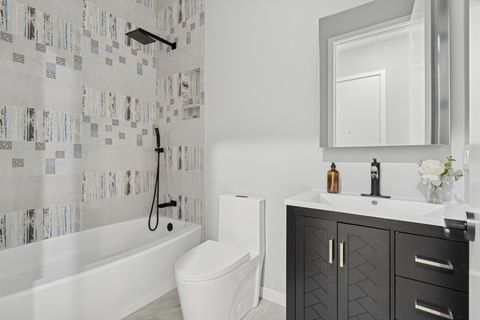 Tiny photo for 5830 N Lincoln Avenue #3E, Chicago, IL 60659 (MLS # 12484216)