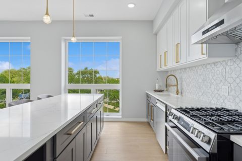 Tiny photo for 5830 N Lincoln Avenue #3E, Chicago, IL 60659 (MLS # 12484216)