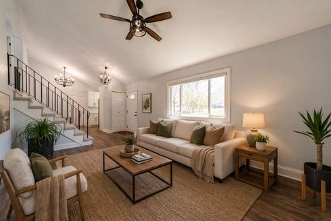 Tiny photo for 425 Somerset Court, Algonquin, IL 60102 (MLS # 12627843)