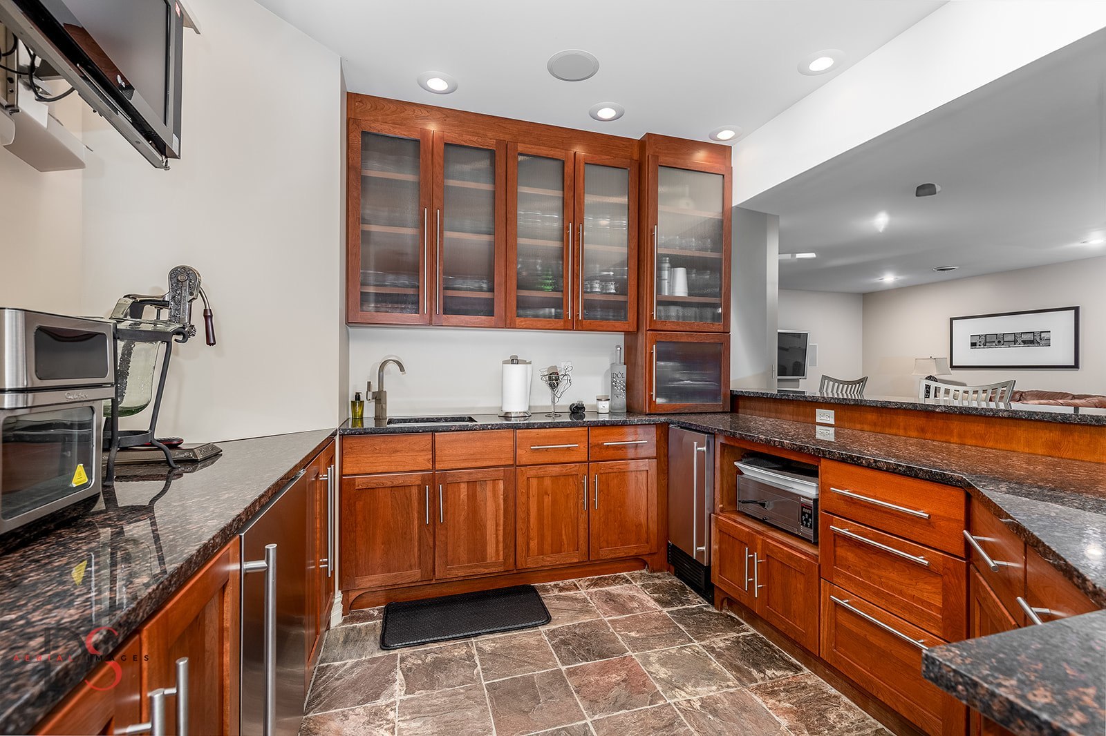 Ottawa, Illinois, 61350, United States, 4 Bedrooms Bedrooms, ,5 BathroomsBathrooms,Residential,Active,1953408
